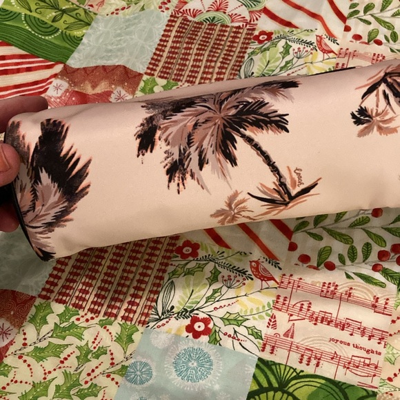 COACH Makeup bag/carryall, Convenient size, multiple uses, excellent condition! - Picture 4 of 8